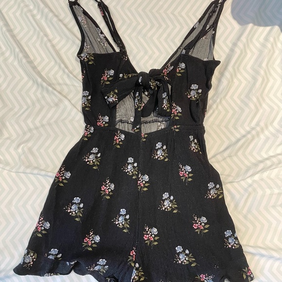 Floral open back romper with pockets - Picture 2 of 2